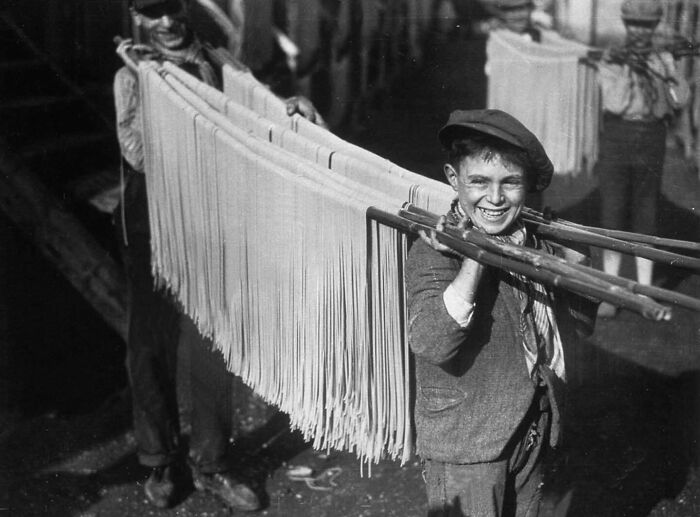 Secando la pasta, Italia 1929