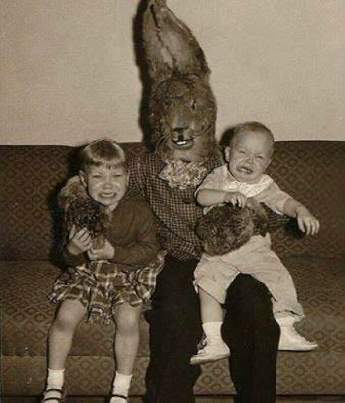 Conejo de Pascua llevando alegría a los niños, 1955