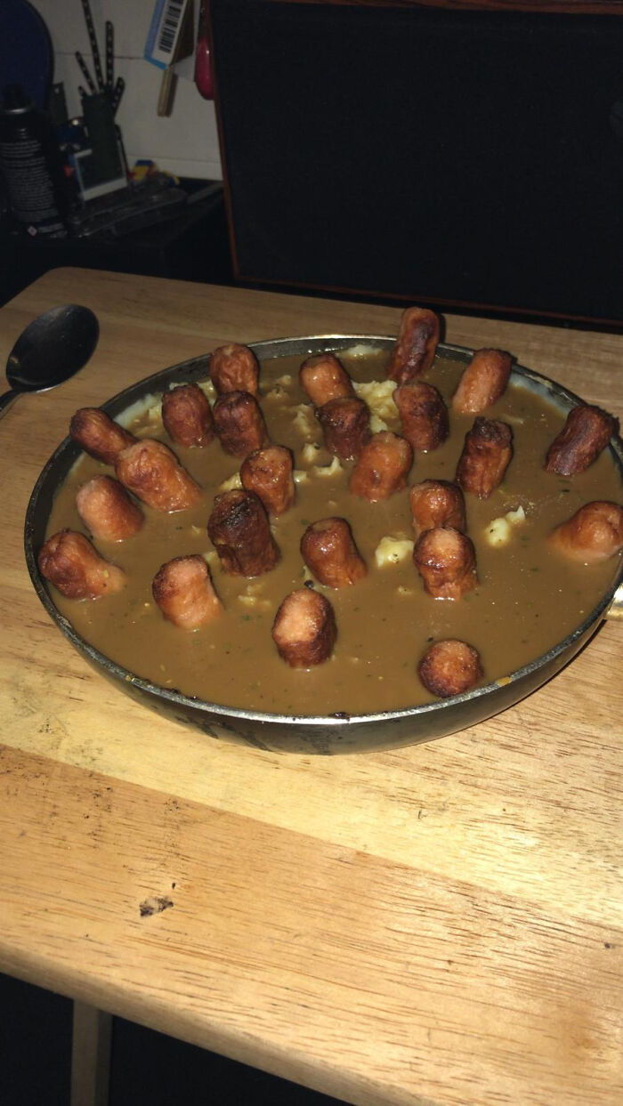 La caótica interpretación de salchichas con puré de mi novio