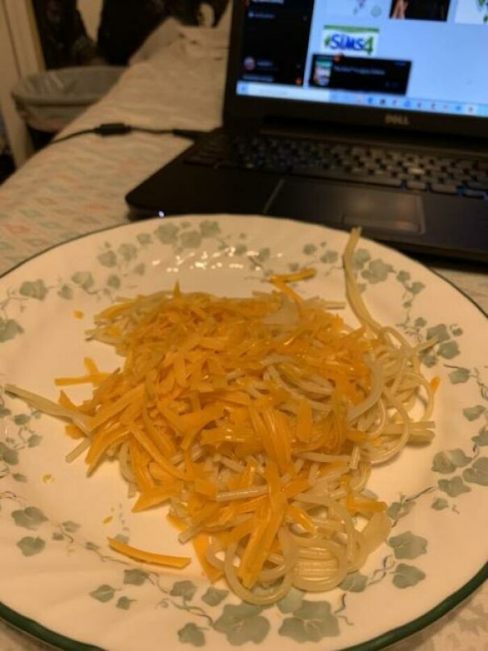 A mi novio no le gusta la salsa de tomate en sus fideos así que esta fue su solución :/