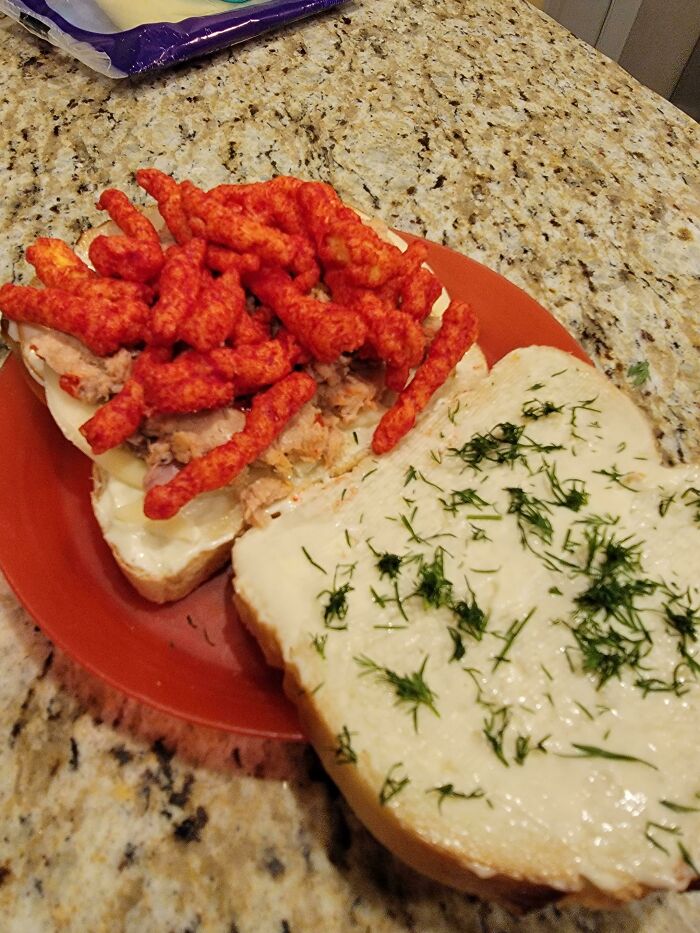 El sándwich de atún con jalapeños y queso picante, que es el plato preferido de mi novio. Eneldo fresco para realzar.