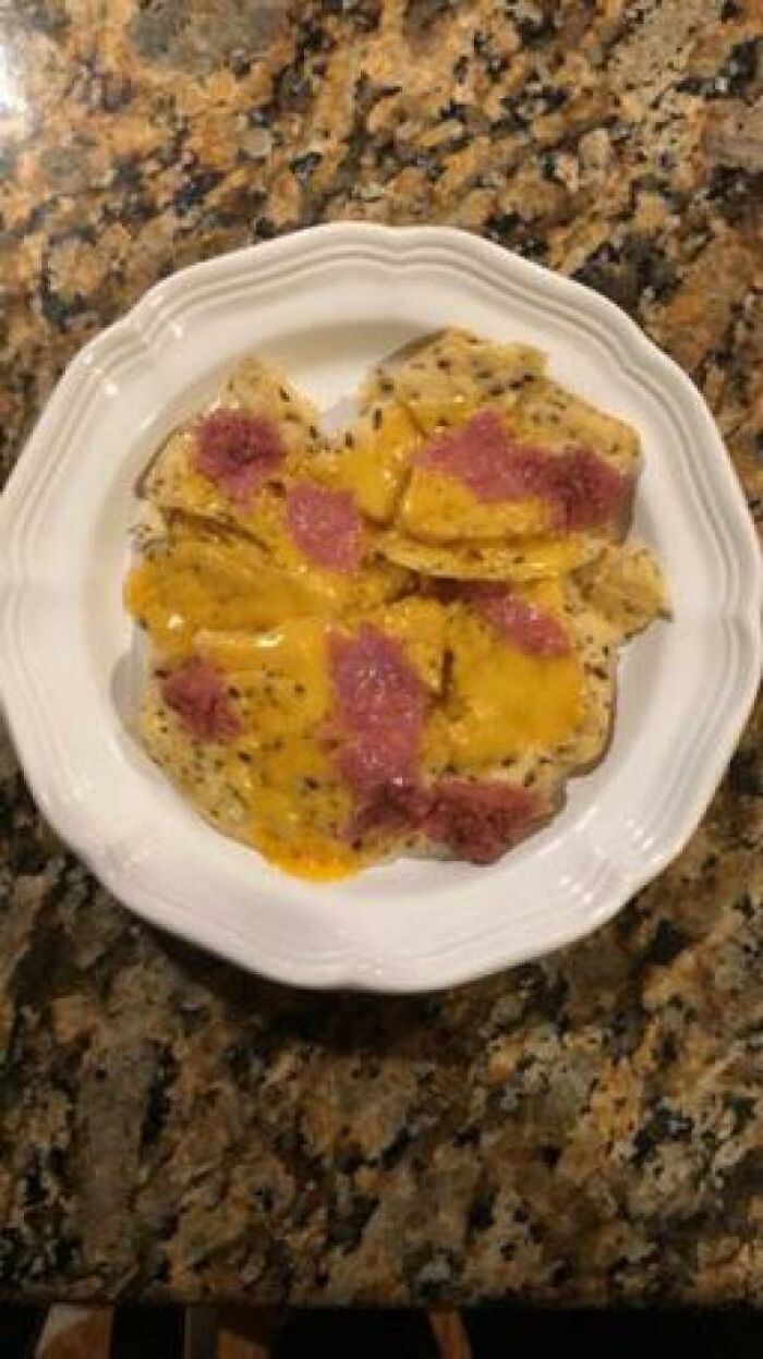 Patatas fritas en el microondas, una rebanada de queso y salami. La versión de mi novio de los nachos