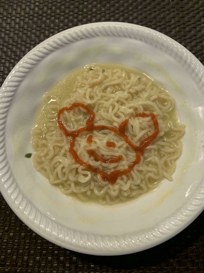 Ramen con "arte" de Mickey Mouse de sriracha que mi novio hizo para mí anoche