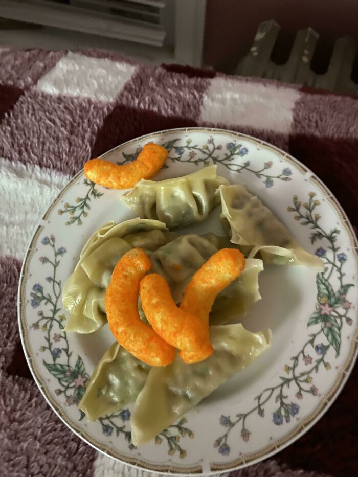 Gyozas con una salpicadura de Cheetos hechas por mi novio de la secundaria