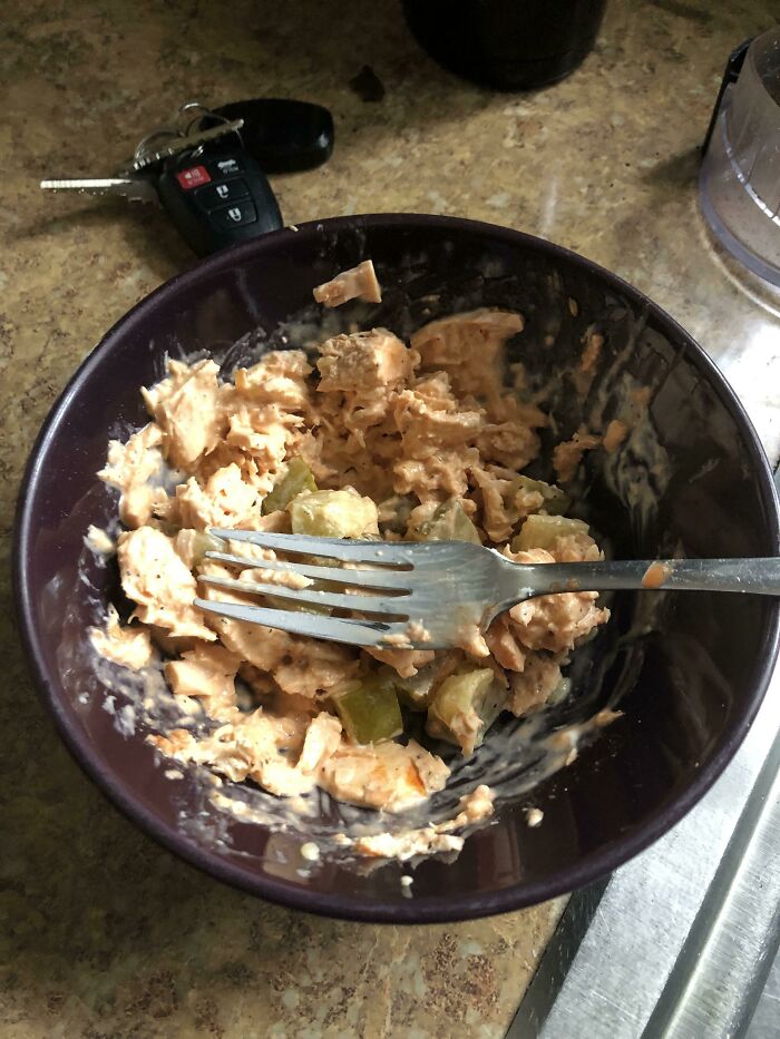 Ensalada de atún hecha por mi novio con salsa picante y pepinillos