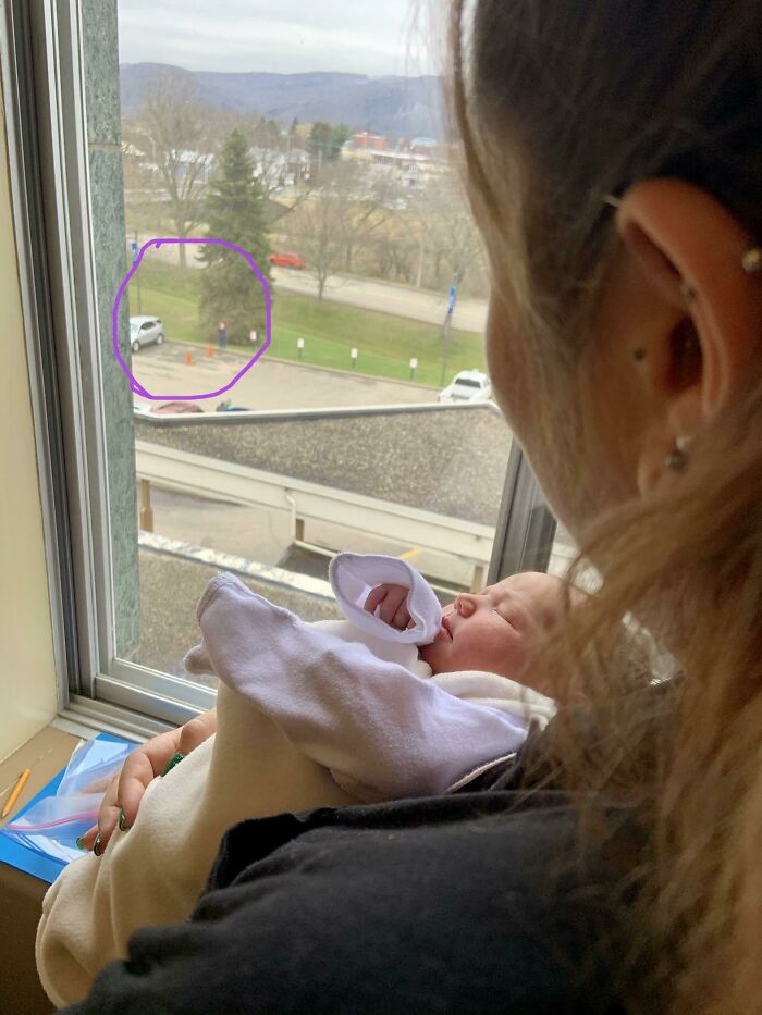 Debido a la Covid-19, nuestra recién nacida no pudo recibir ninguna visita en el hospital. Eso no impidió que mi suegra viera con sus binoculares a su primera nieta