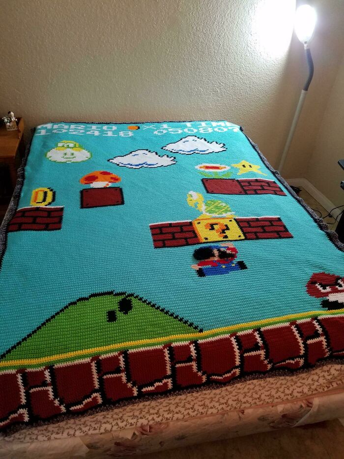 Mi suegra hizo esta manta a mano para mis hijos. El marcador y el tiempo son sus cumpleaños