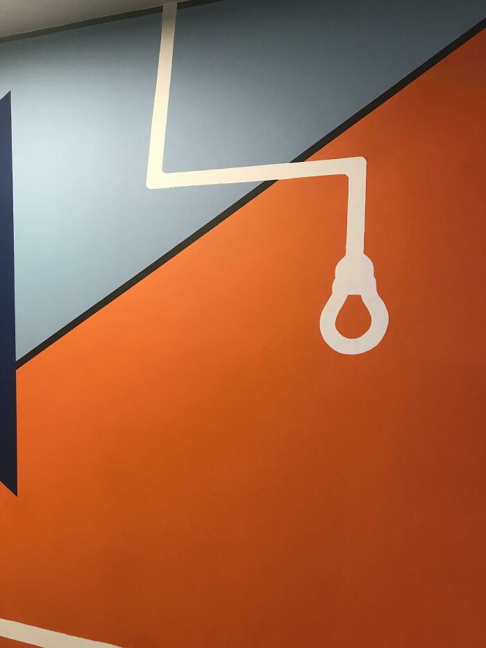 La escuela de diseño en la que estoy pagó 5.000 dólares para que un pintor pintara una bombilla, pero sólo parece una soga