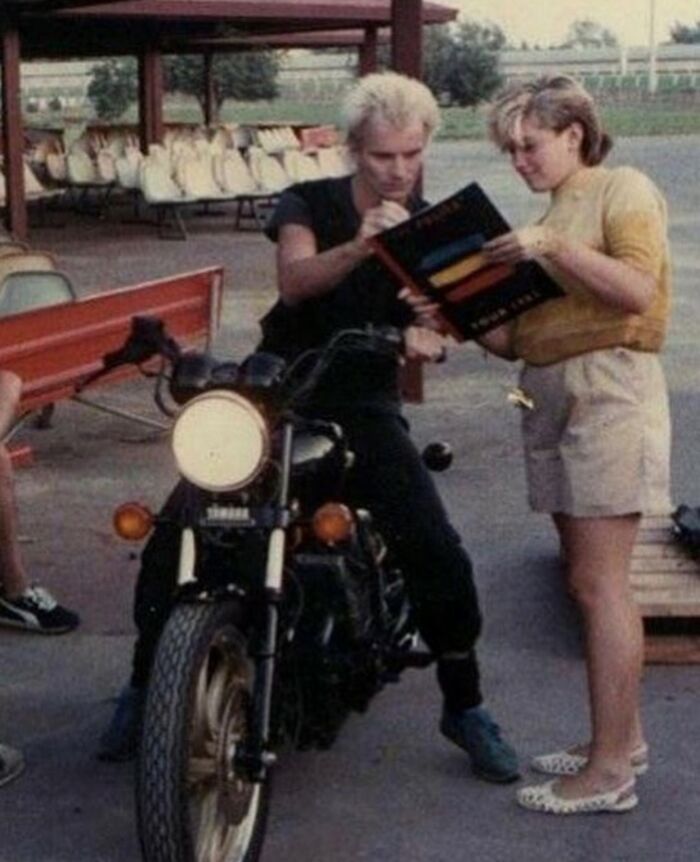 Sting dando su autógrafo a una joven Gwen Stefani, 1983