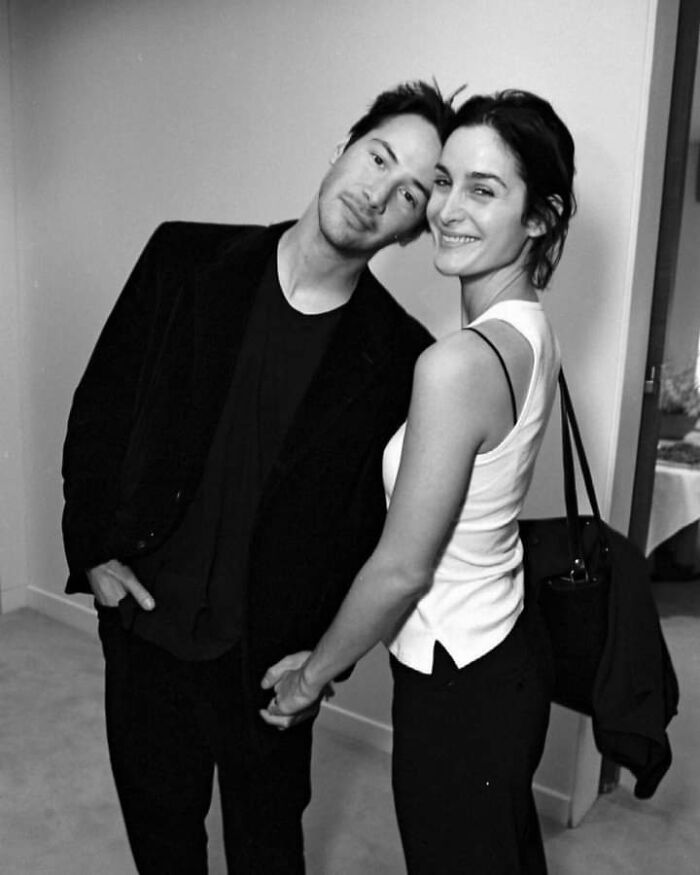 Keanu Reeves y Carrie Anne Moss celebrando el estreno de "The Matrix", 1999