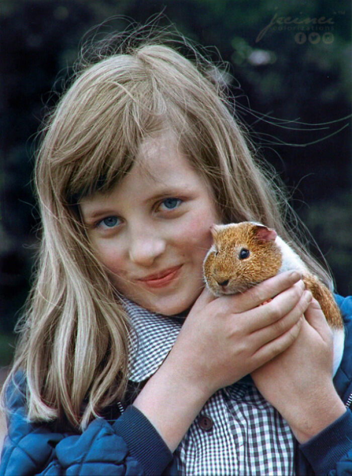 La Princesa Diana de joven con su conejillo de indias, Peanut (Cacahuete) - 1972