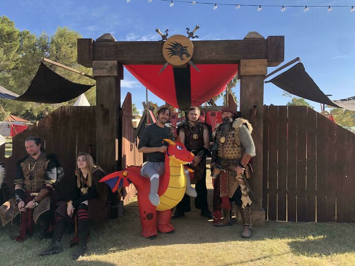 Como las mujeres en Halloween, hay dos tipos de hombres en la Feria Renacentista
