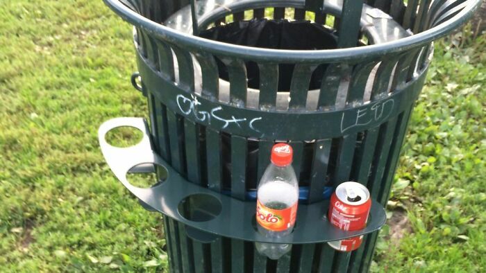 En Noruega, se obtiene un poco de dinero al reciclar botellas y latas. La gente pobre, las personas sin hogar, etc. suelen recolectarlas. Muchos botes de basura aquí tienen estos soportes alrededor, para que la gente no tenga que buscar entre la basura para encontrarlas