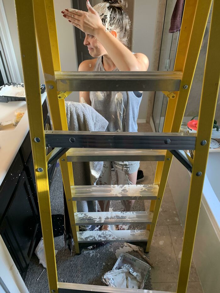 Recogí la escalera olvidando que la pintura estaba en la parte superior
