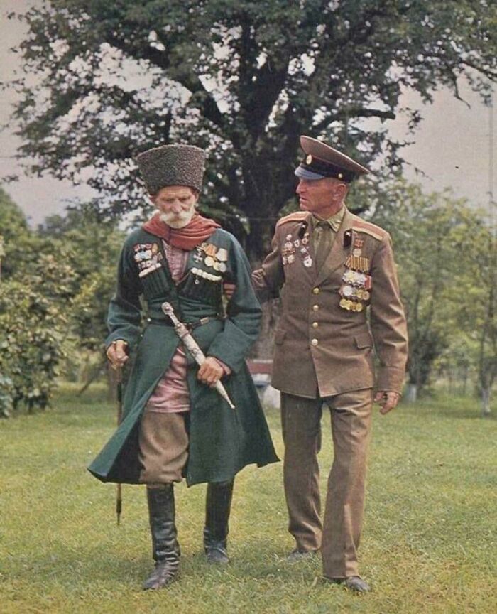 Teimruz Vanacha (izquierda), de 112 años, veterano de la Primera Guerra Mundial y de la Guerra Civil rusa, con su hijo Iván, veterano de la Segunda Guerra Mundial, en 1980