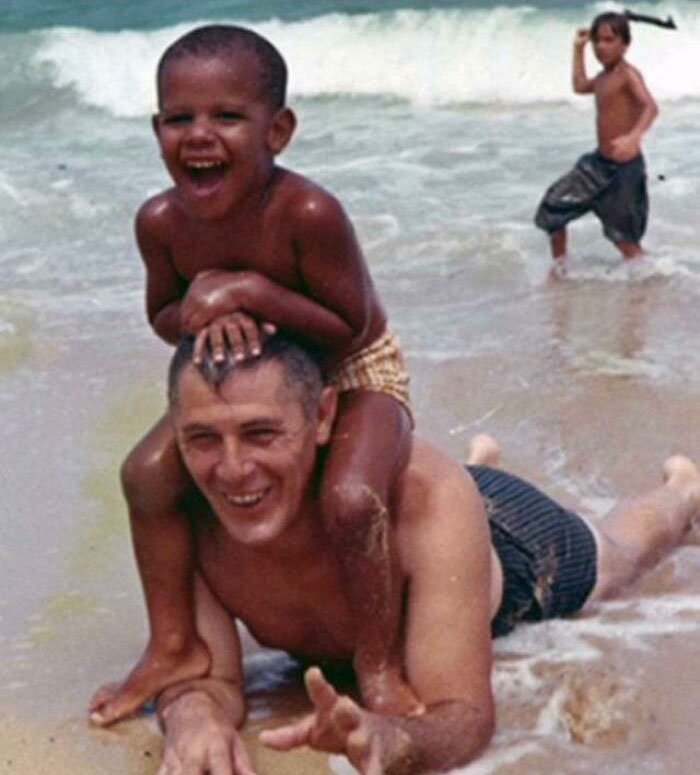 Un joven Barack Obama pasando tiempo en la playa con su abuelo 1963