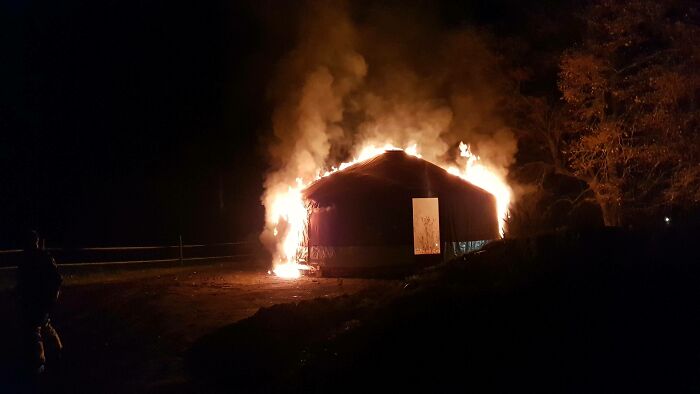 Acabamos de terminar la construcción de nuestra yurta. La chimenea no fue instalada correctamente