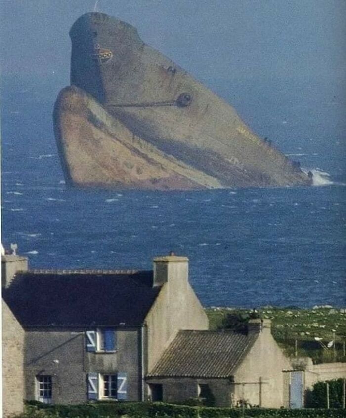 Este barco encallado parece un gigantesco Megalodón