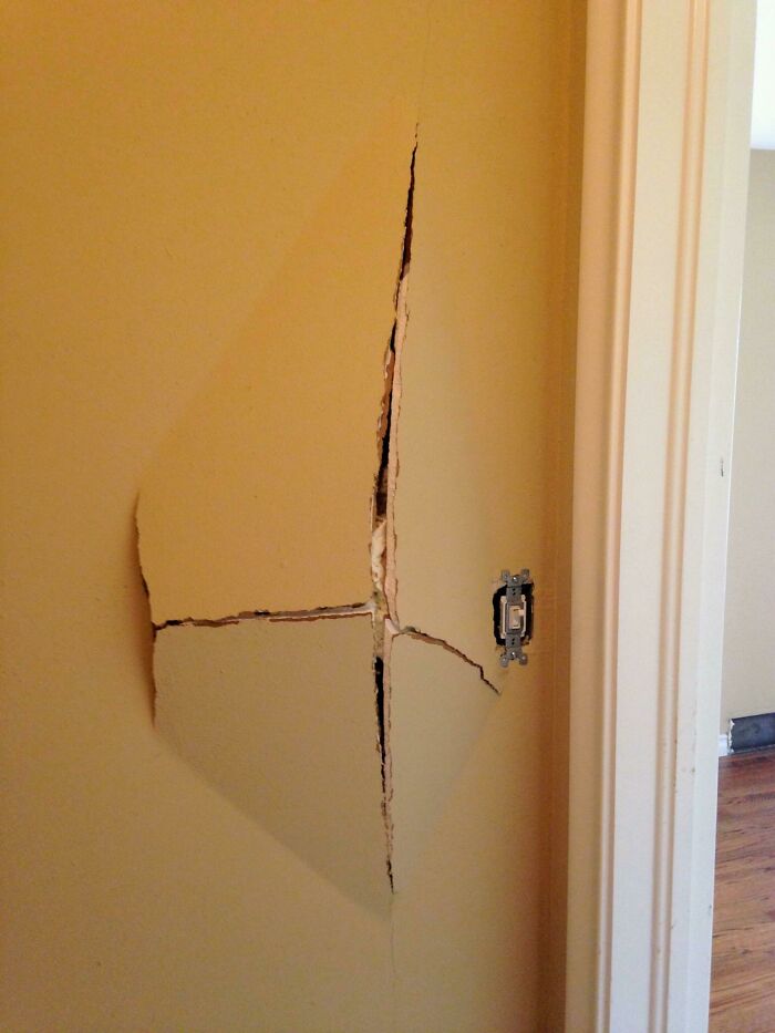 Puede que haya utilizado demasiado aislamiento de espuma en spray para rellenar un agujero en el otro lado de esta pared