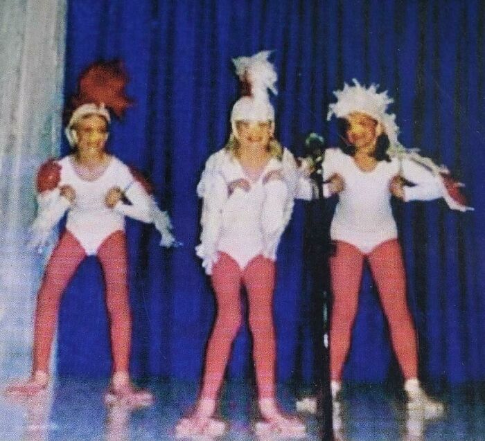 Nos llamábamos las Gallinas Luchadoras y esto era para un concurso de talentos. Bailamos sin música (alrededor de 1998)