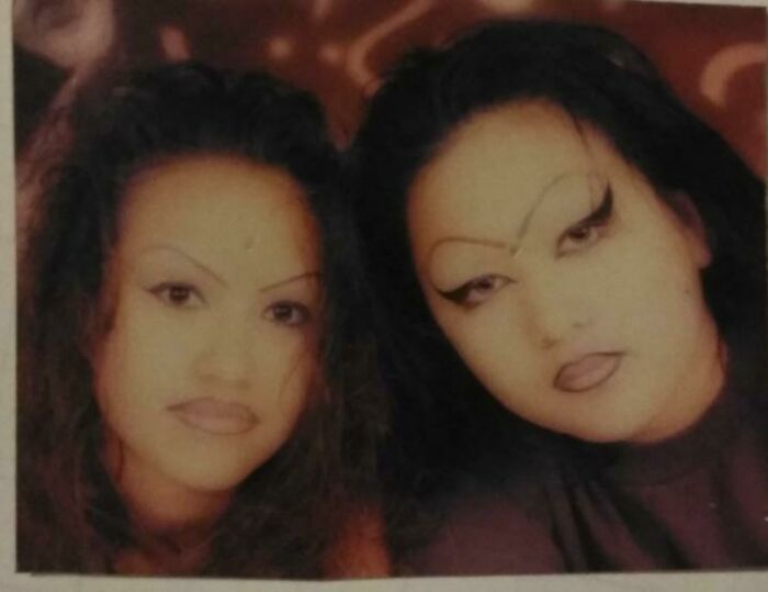 Yo tenía alas de delineador de ojos mucho antes que Amy Winehouse -luciendo arcos de McDonald's como cejas- pensaba que era una chola en 1998 jajaja