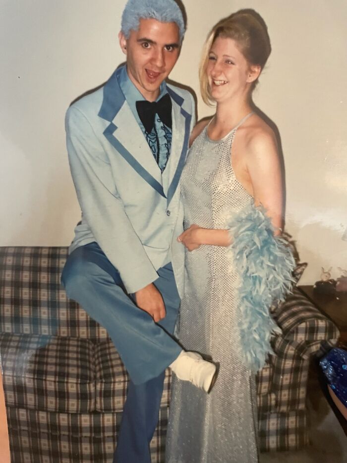 1996. Dije que solo iría al baile si podía llevar el uniforme de la banda de jazz del colegio de los años 70 que robé. El pelo a juego y los zapatos blancos brillantes fueron un añadido de último momento