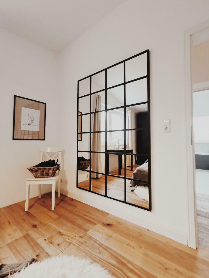 Hice esta pared de espejos utilizando un montón de azulejos y un poco de madera