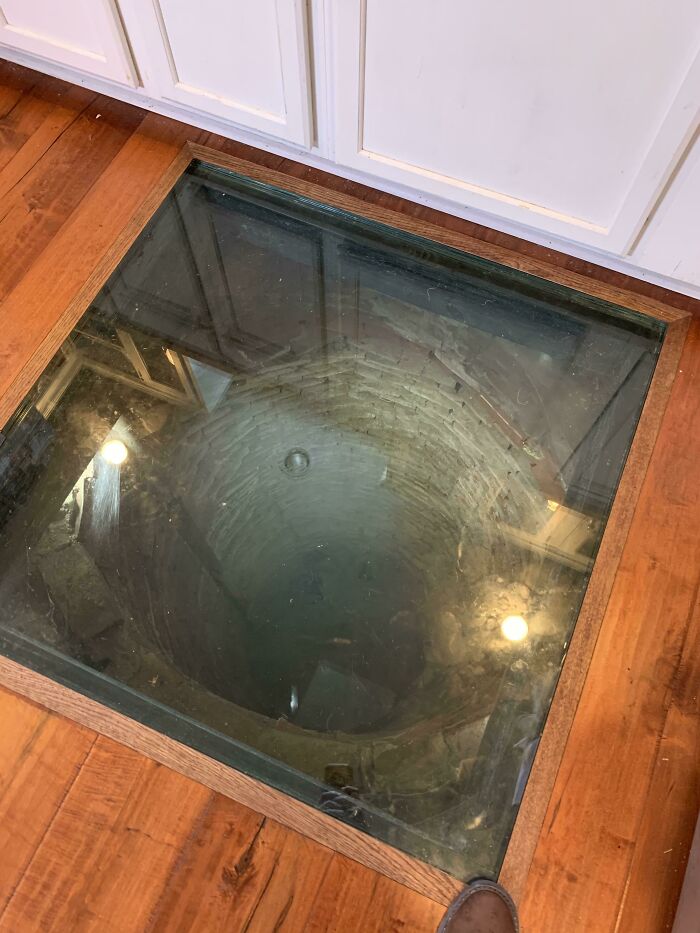 Alguien que conozco tiene un pozo cubierto de cristal en su cocina de mediados de 1700