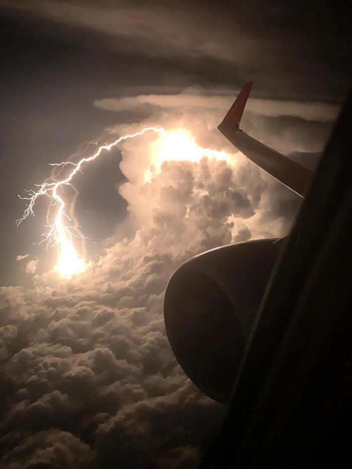 Tormenta eléctrica desde 9144 metros de altura