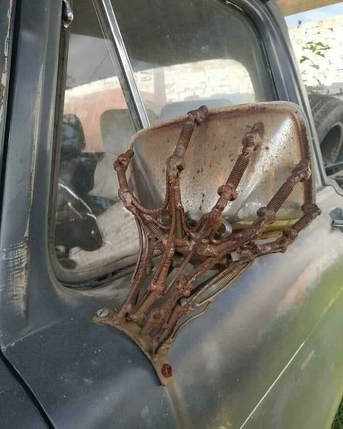 Un espejo retrovisor en mano