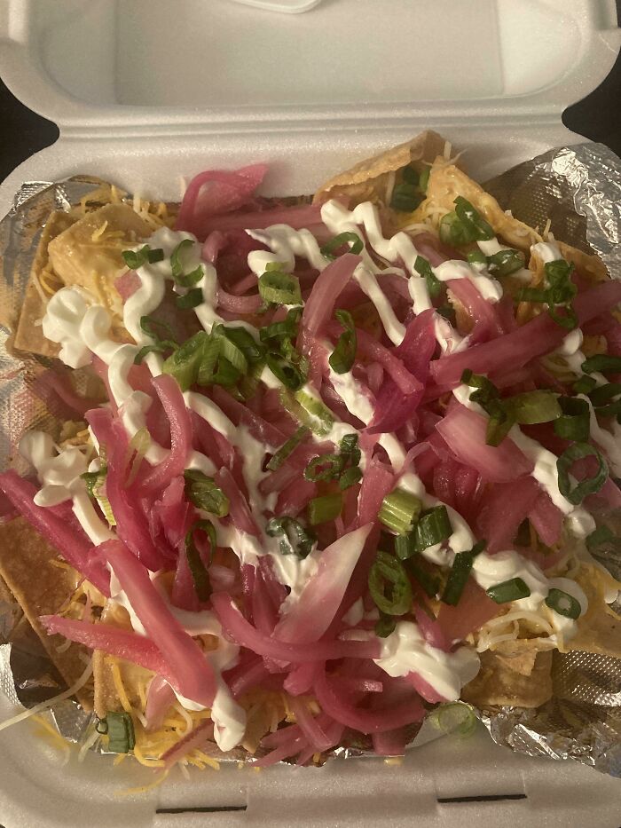Pedí cebollas encurtidas extra para mis nachos. Ni siquiera puedo ver lo que hay debajo de ellas