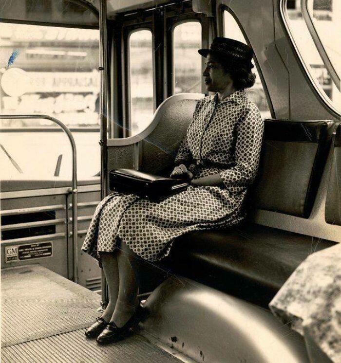 Rosa Parks sentada en la parte delantera de un autobús tras el fin de la segregación racial por parte de la empresa de transporte, alrededor de 1965