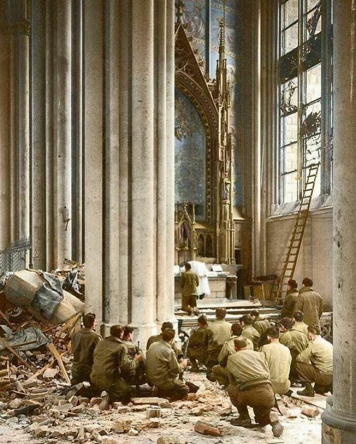 Soldados estadounidenses en una misa en los escombros de la catedral de Colonia, marzo de 1945