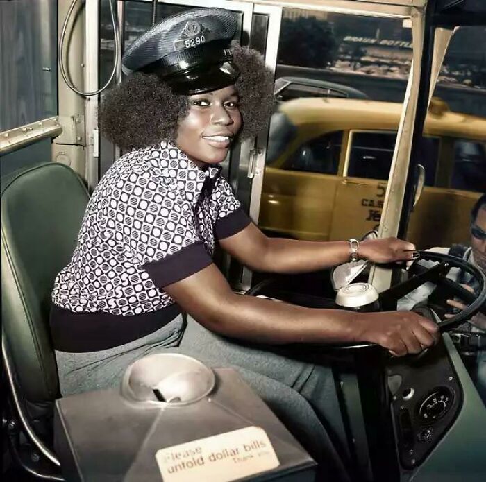 Mary Wallace: primera mujer conductora de autobuses de la Autoridad de Tránsito de Chicago, 1974. (Fotografía coloreada)