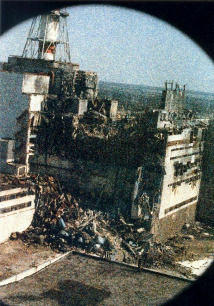La primera fotografía de Chernóbil la mañana del desastre nuclear (26 de abril de 1986). El grano grueso de la imagen se debe a la enorme cantidad de radiación que había en el aire y que empezó a destruir la película fotográfica en cuanto se expuso. Foto tomada por Igor Kostin