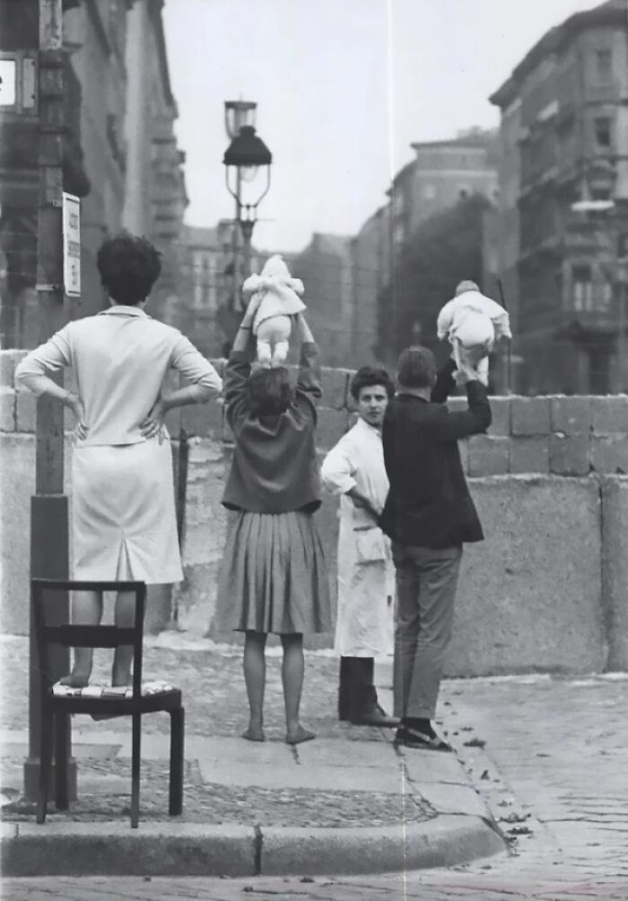 Residentes de Berlín Occidental muestran sus hijos a los abuelos que viven en Berlín Oriental, 1961