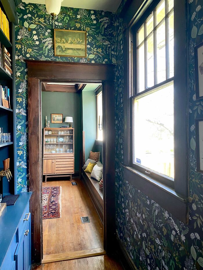 Puse papel tapiz en este rincón de nuestro hogar, que es nuestro bar/biblioteca, y no puedo creer lo mucho que mejoró el espacio