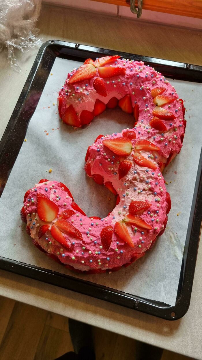 Mi hija quería una tarta de cumpleaños rosa y con fresas. Rellena de mermelada de fresa y natillas