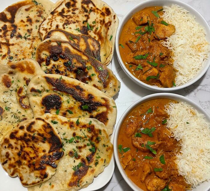 Pollo con mantequilla y pan naan con mantequilla de ajo