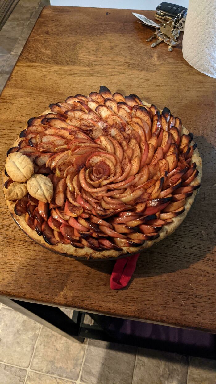 Tarta de manzana con forma de rosa, deliciosa, hecha por mi prometido