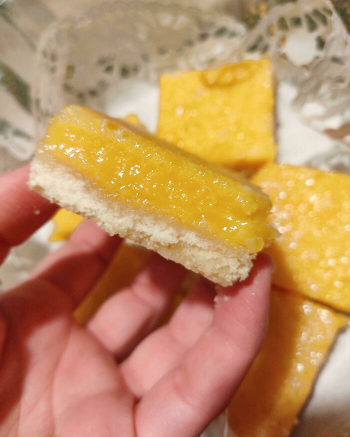 Jugosas barritas de limón hechas con limones que cultivamos en casa