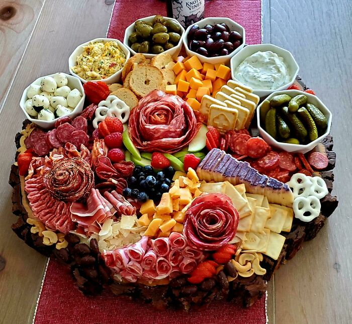 El primer intento de mi esposa haciendo una tabla de embutidos