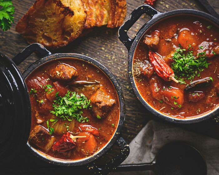 Gulash húngaro con pan de masa madre frito con mantequilla