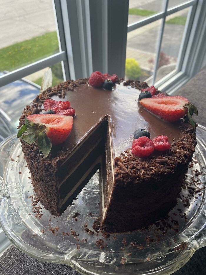 Tarta de espresso y chocolate con crema de chocolate, merengue suizo de crema de mantequilla y glaseado de chocolate negro