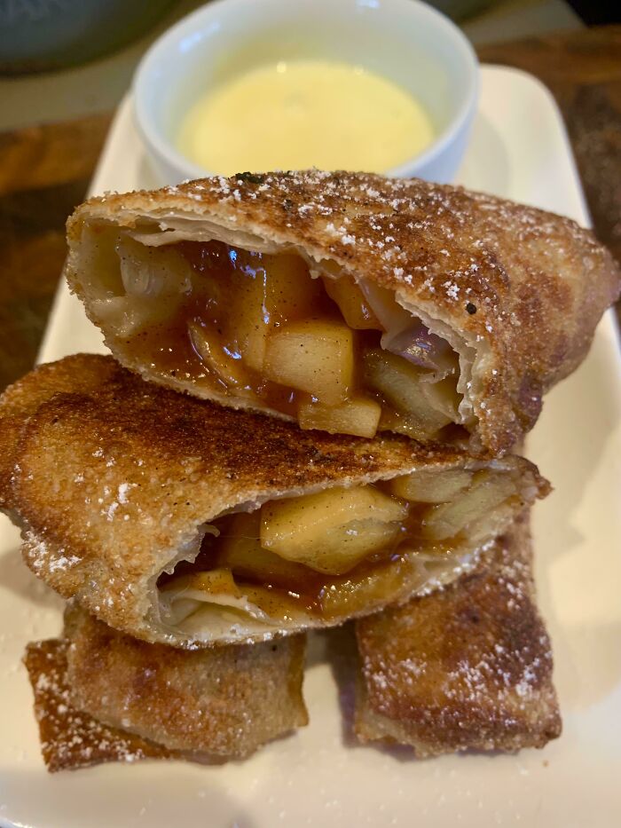 Rollitos de huevo con tarta de manzana y salsa de caramelo y vainilla