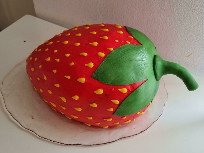 Tarta de fresa en forma de fresa
