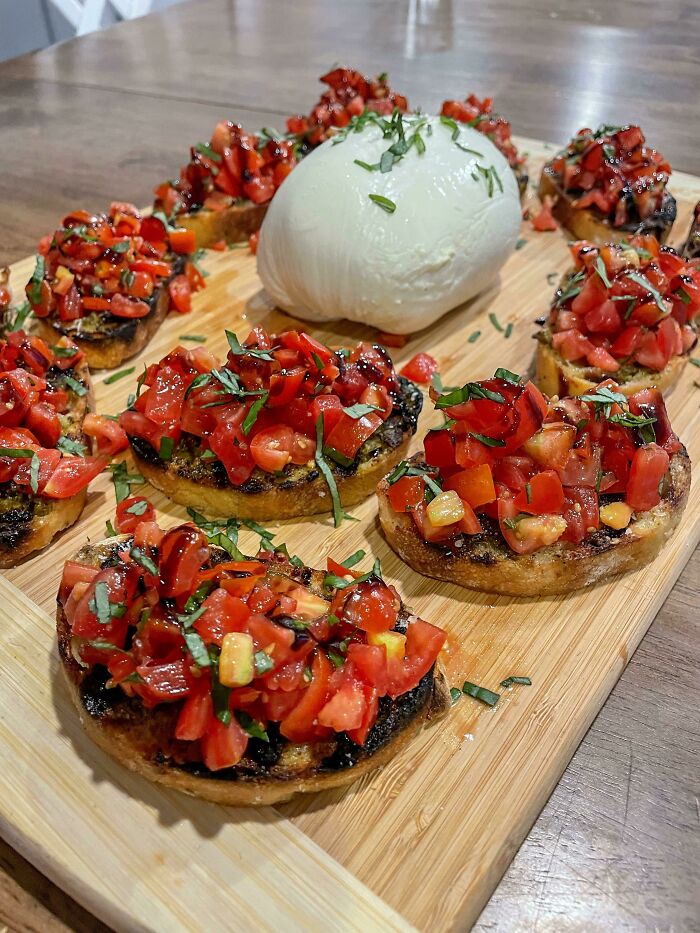 Bruschetta sobre Ciabatta al horno con pesto y albahaca