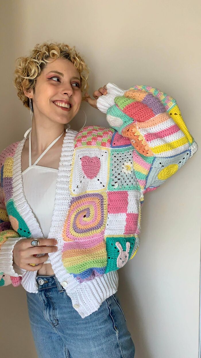 ¡Mi primera chaqueta hecha con ganchillo está terminada! Empecé a tejer hace 9 meses y este es mi diseño propio