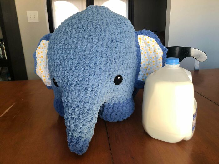 Lógicamente, sabía que usando un hilo grueso y un gancho de 11,5 mm haría un amigurumi gigante, pero emocionalmente… no estaba preparada para lo grande que sería