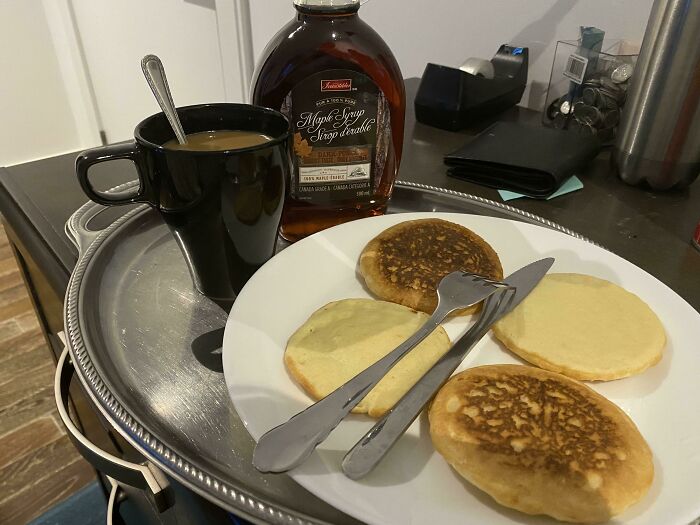 Mi papá (que no tiene idea de cómo cocinar) sabía que estaría en reuniones todo el día así que se levantó extra temprano y me preparó panqueques y café